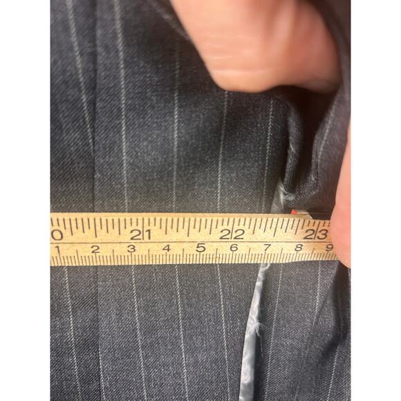 Brooks Brothers 1818 Collection men’s blazer in a gray pinstripe wool - Picture 11 of 16